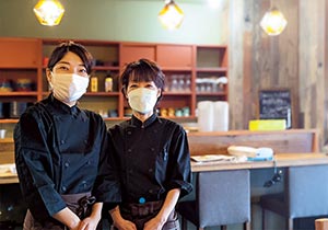 店長・斎藤文子さん（右）とスタッフ